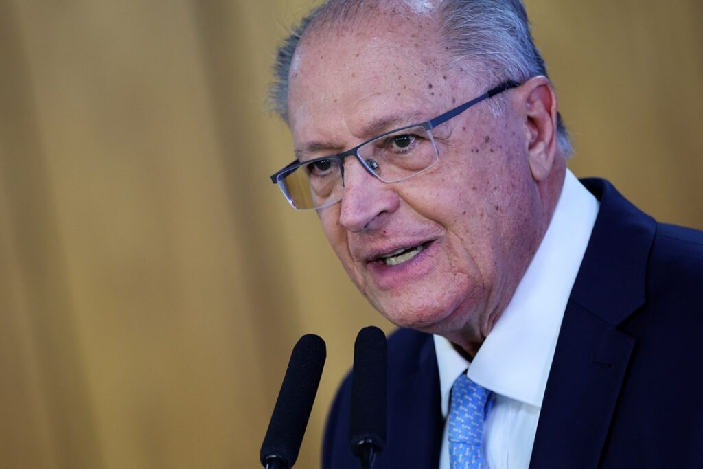 Alteração na jornada de trabalho é tendência natural, aponta Alckmin