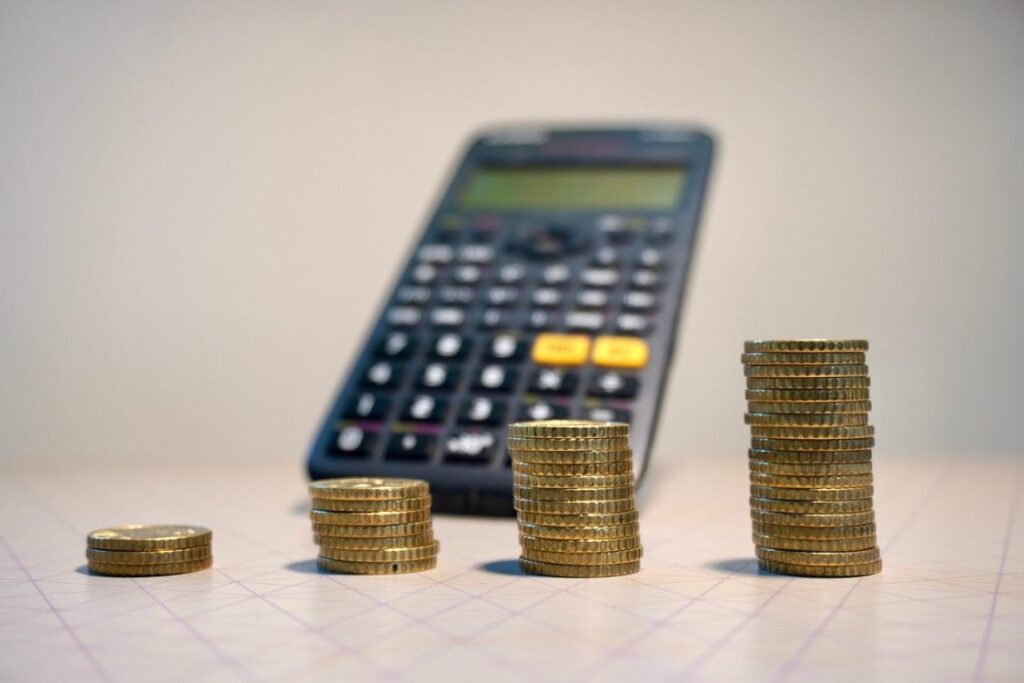 FIIs XPML11 e BTLG11 pagam dividendos hoje; veja os valores desta sexta-feira