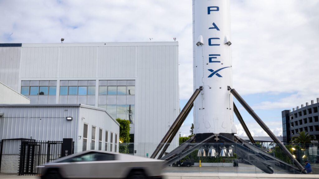 SpaceX launches Starship test flight on second try