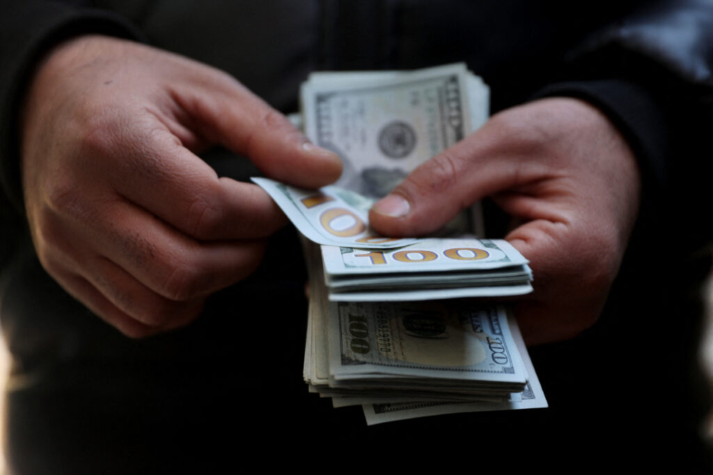 Dólar hoje ronda estabilidade com incertezas no Oriente Médio