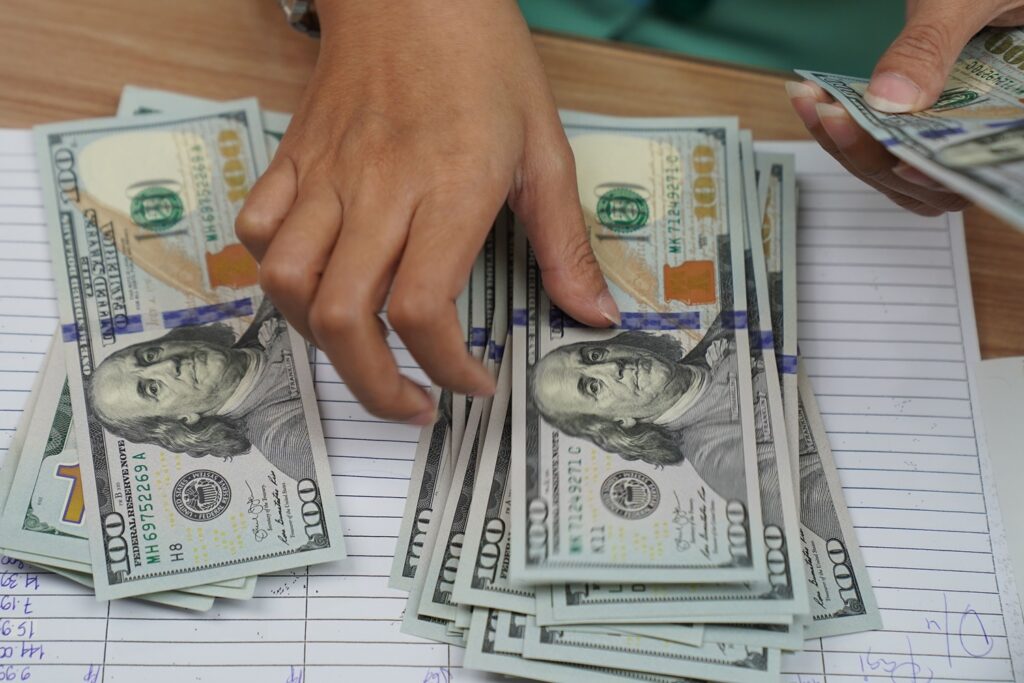 Mercados globais permanecem estáveis com investidores concentrados em câmbio