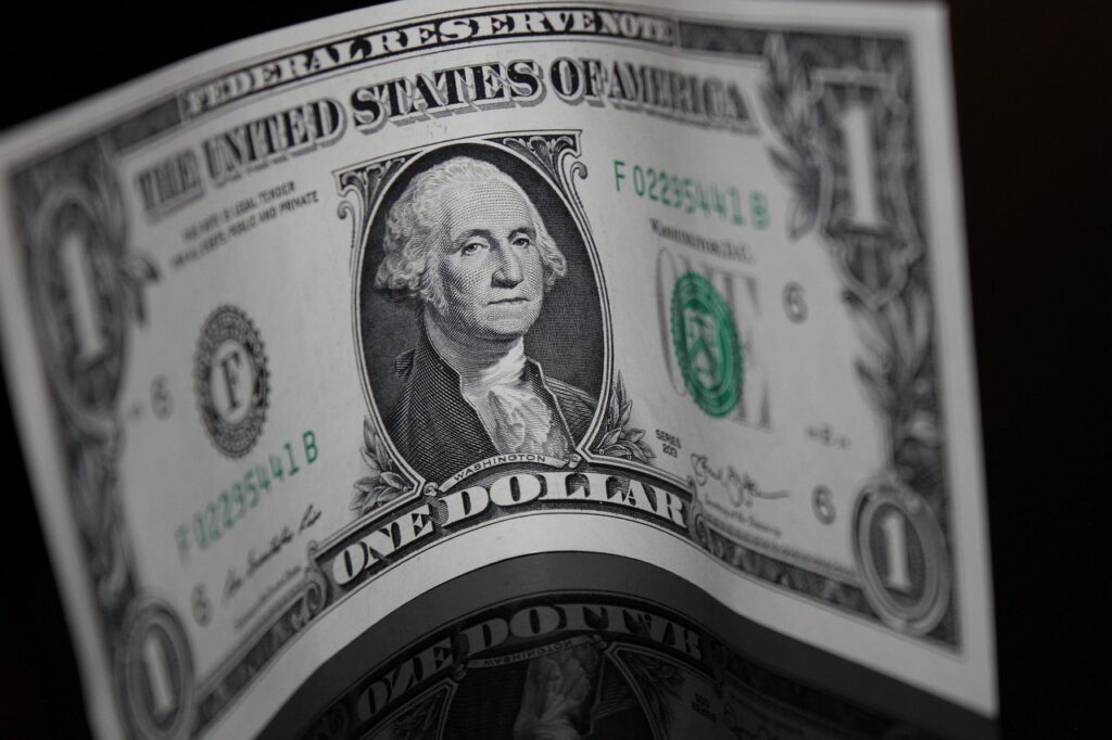Dólar hoje sobe com exterior e pesquisa eleitoral no radar