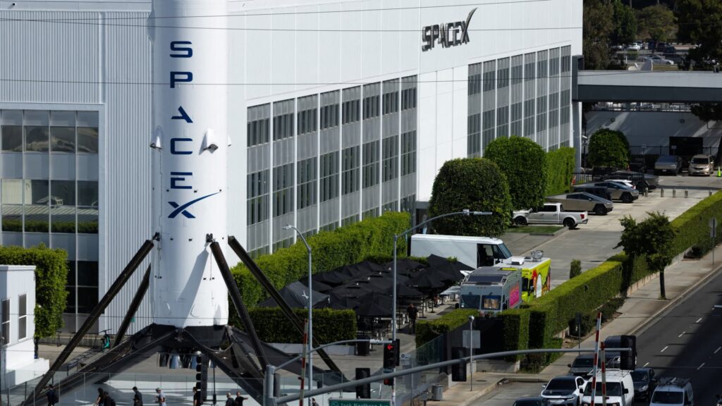 Former Tesla board member says SpaceX needs to achieve 2 of its 3 moonshots to keep its valuation