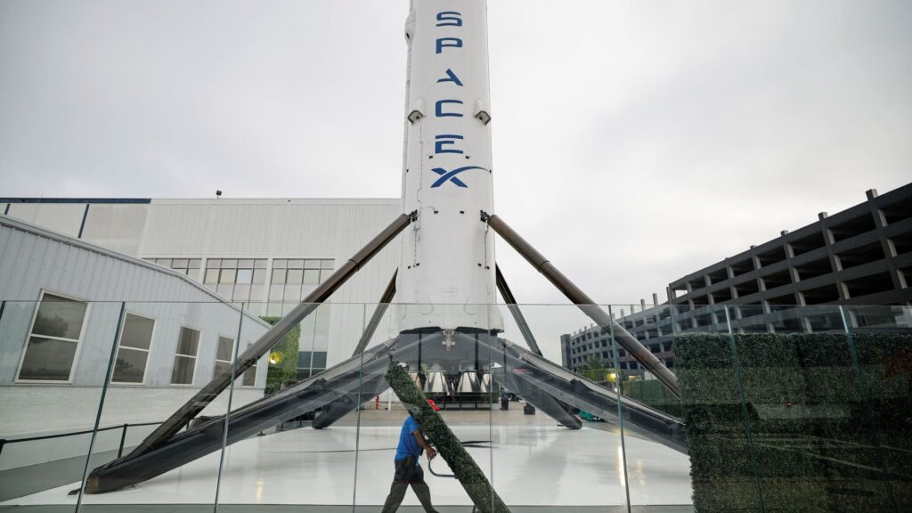 SpaceX stock sinks 5%, continuing to cool after three-day rally