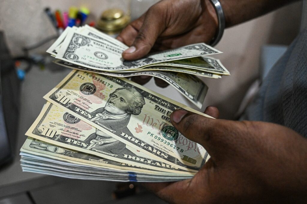 Dólar hoje recua com atenção a ameaça tarifária dos EUA ao Brasil e impasse no Irã